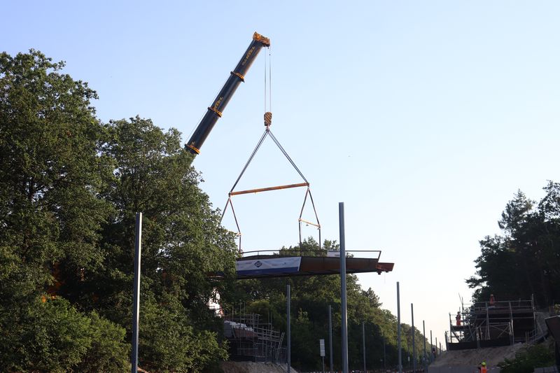 Plaatsing brug over de Maaslijn bij Molenhoek.